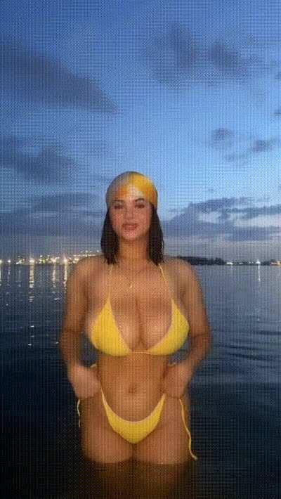 Shake those big ‘ol heavy boobs 🤤