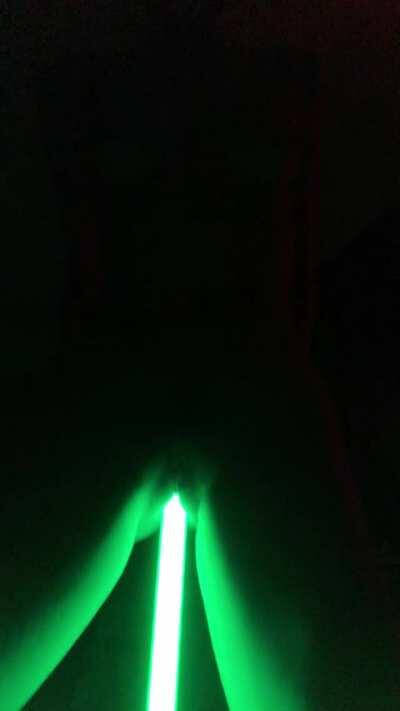 Leia couldn’t get her hands off Luke’s saber 🥵