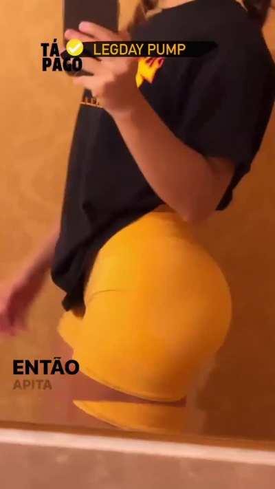 Le encanta enseñar su culo