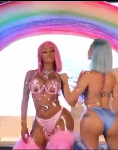 showin fat ass with friend