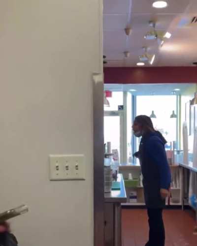 Man gets upset over smoothie that he assaults teenage employees and tries to break into the back