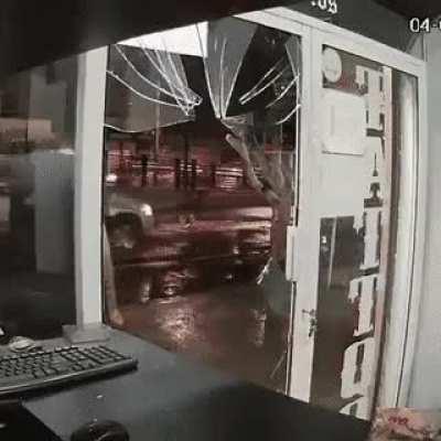 I dont know how to use a door.