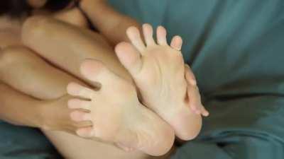 Bottomless asian cutie