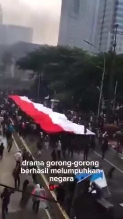 Hati-hati publicity stunt Fake Hero ala pemerintah baru. Tetap berpikir kritis dan waspada sama politisi dan pejabat yang tiba-tiba exposure dan citra nya tinggi