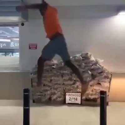 Zıplıyor Herkes Kanguru Sanki