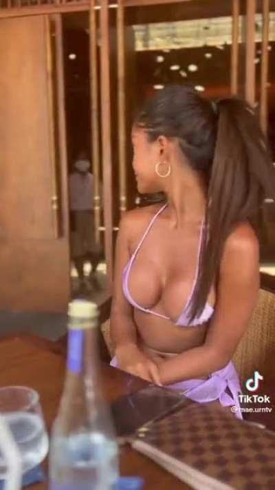 She pulls up on the first date to a beach resort type of place like this. what y’all doing for fun?