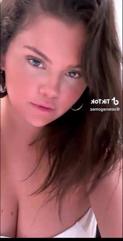 I like seeing the mole on the right side..