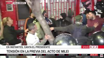 Militantes kirchneristas fueron a fajar libertarios al Movistar Arena, pero se terminaron cagando a piñas entre ellos por Palestina.