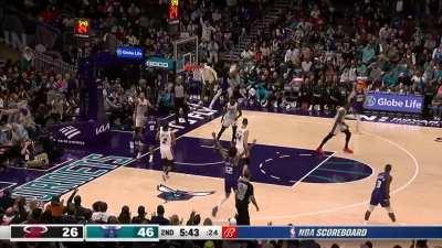 [Highlight] Dennis Smith Jr. throws down a monster jam on Max Strus!