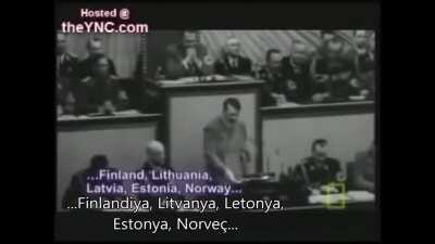 Führer, Roosevelt ile meclisteki konuşmasında taşak geçiyor. (The Rise of Hitler, Nat Geo)