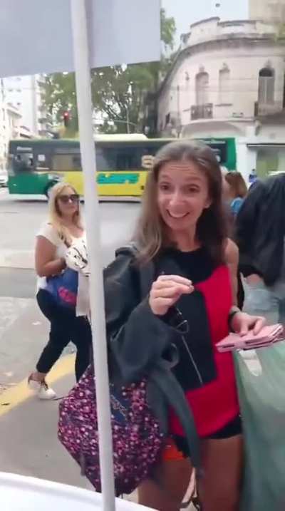 Otro ataque a un puesto de LLA: una persona conflictiva se acerco con boletas de Leandro Santoro, atacando e insultando a los presentes que repartían boletas de Manuel Adorni.