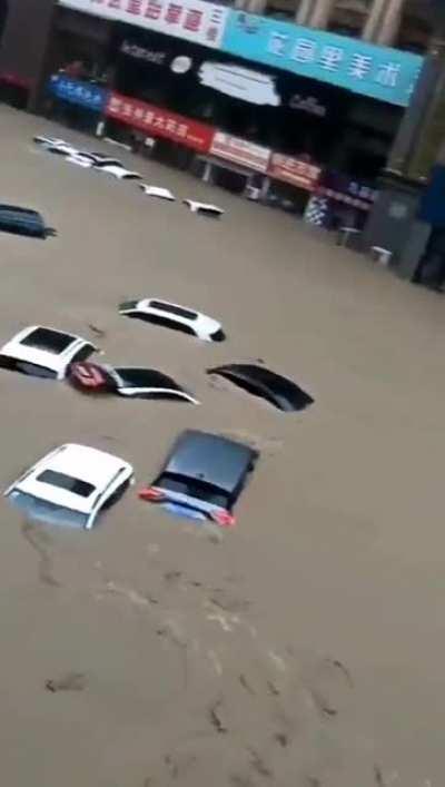 中国应对极端天气很有样👍这才是应对洪水该有的样子！