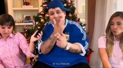 Mí sobrino de 8 años en la cena de navidad