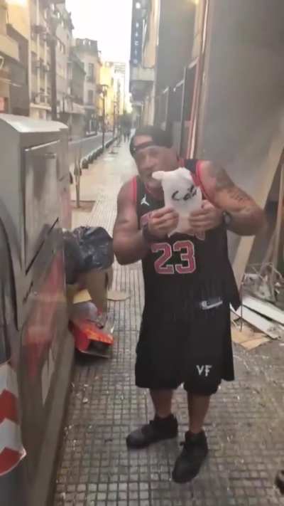 Testimonio de un hombre que cuenta como el Gobierno de la Ciudad le clausuro el local por no tener los tachos de basura correspondientes.