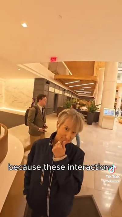 Temu Meryl Streep harasses a delivery guy over his nose ring (mild FO)