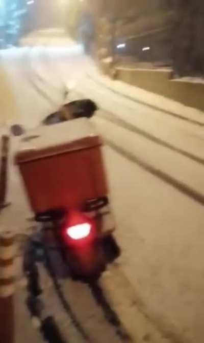 Getir kuryesi böyle bir video attı zorla siparişini iptal et diyor napcam