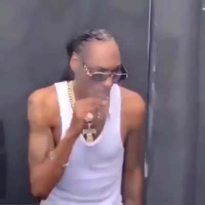 SnOoP dOg HeLpS sTrEsSeD cOp FeEl BeTtEr