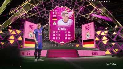 Kross scared the soul out of me for a sec when he lifted his arm 😂😂