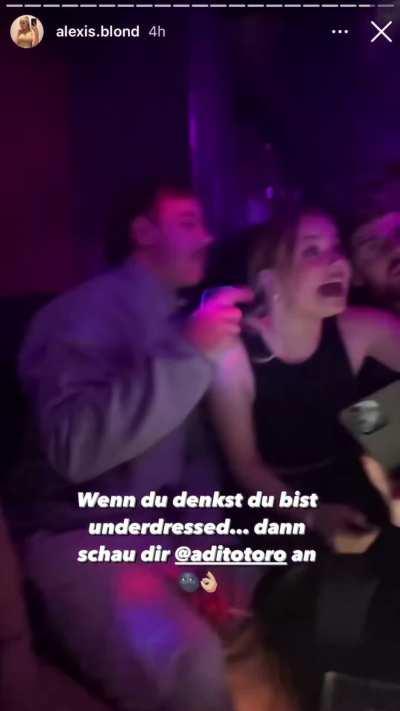 Ich spekuliere hier gar nicht und Rewi seine Hand ist auch genau dort wo sie hingehört….an die hater: ne ich will nicht arbeiten und mag das hier