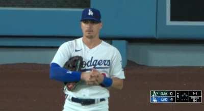 [Highlight] [Highlight] With the A’s in town, Dodgers Stadium chants “Sell The Team”