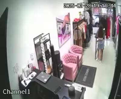 Isidro Casanova: Delincuente intentó robar un comercio pero la empleada lo puso en fuga con la ayuda de una percha