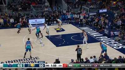 [Highlight] LaMelo's slick bounce pass finds a cutting Hayward!