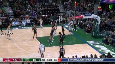 [Highlight] Damian Lillard uses the Brook Lopez screen and navigates himself into a crafty layup