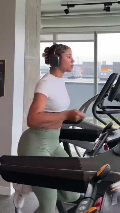 Lexie's booty growth