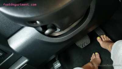 I would love a feet massage How does the blue glitter polish look?