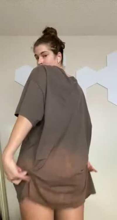 Upvote for a nude :)