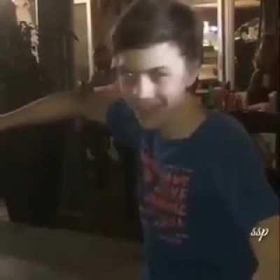 -Руку убрал!