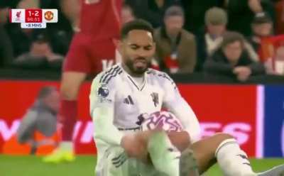 Matheus Cunha suffers sudden, intense cramping vs Liverpool