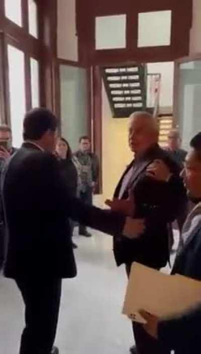 Diputados locales del PVEM y PRD se agarran a golpes en el Congreso de CdMx