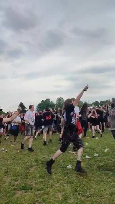 Circle pit during prime minister Jonas Gahr Støre's speech at Tons of Rock