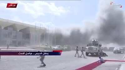 لحظة استهداف الحكومة اليمنية الجديدة لدى وصولها مطار ⁧‫عدن‬⁩ قبل قليل