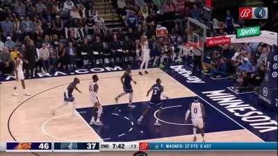 [Highlight] D'Angelo Russell not realizing he's supposed to be on the court, Suns play a possession 5-on-4, make a 3-pointer.