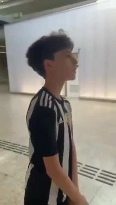 Filho se emociona ao descobrir que seu pai vai levá-lo para a final da Libertadores