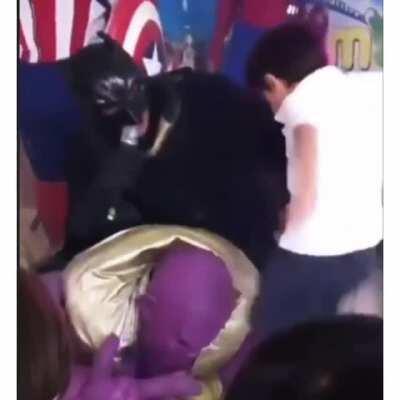 Batman thanosu döverken yardıma gelen küçük çocuk