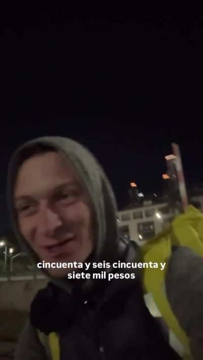 La alegría de un rapiruso después de que le dejaran 57mil pesos de propina