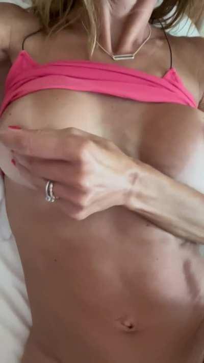 Don’t tell the kids but mommy’s got a cock agenda today🤫