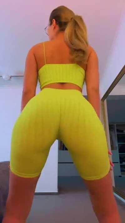 Id like to fuck that ass 😩😩