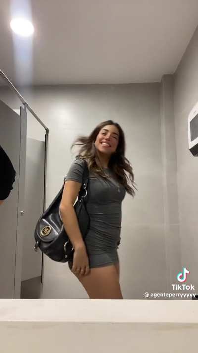 Dress barely covers it🍑🥵