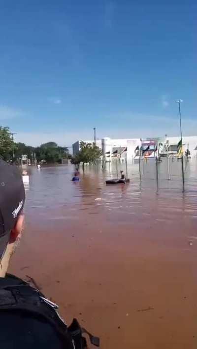 Vídeo de ladrões sendo detidos por polícias em meio às enchentes