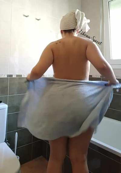 Ups... my towel fell off 😇