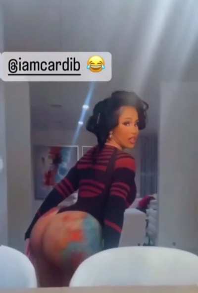 Get that dick out for me baby so I can ride it with my fatass 🤤