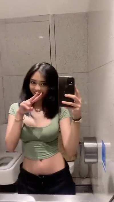 Damn that hourglass body. 💦💦