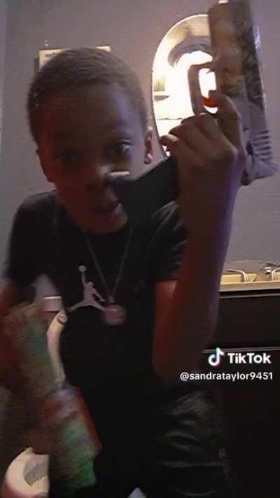 Lil bro strugglin😭😭