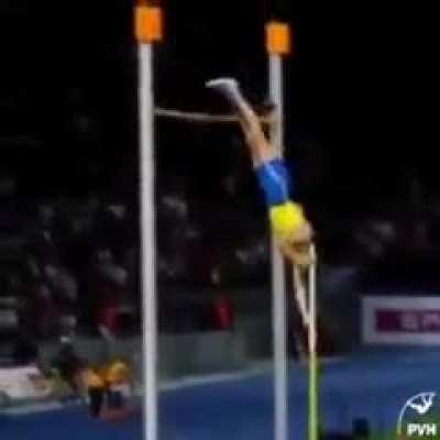 Armand Duplantis, 21 years old, pole vaulting champion. Damn that looks surreal.