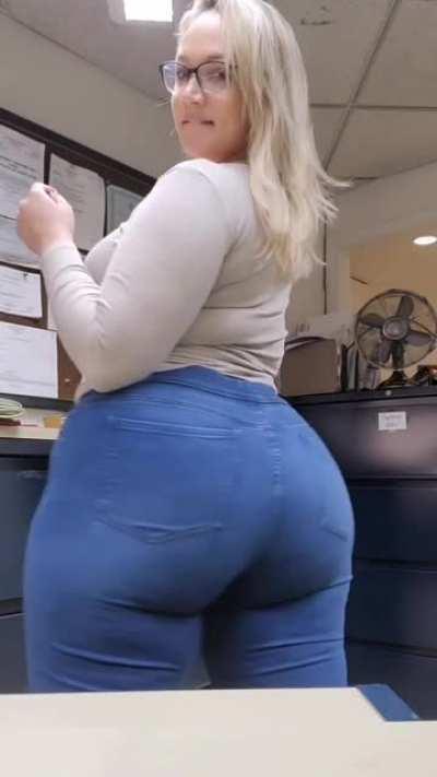 PAWG IN JEANS