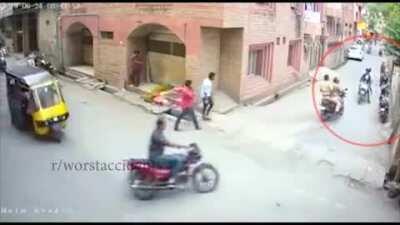 Chain Snatchers Accidentally Run Into Cops On The Road